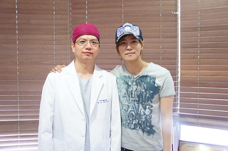 Singer Dongha Jeong visited View Plastic Surgery Clinic.