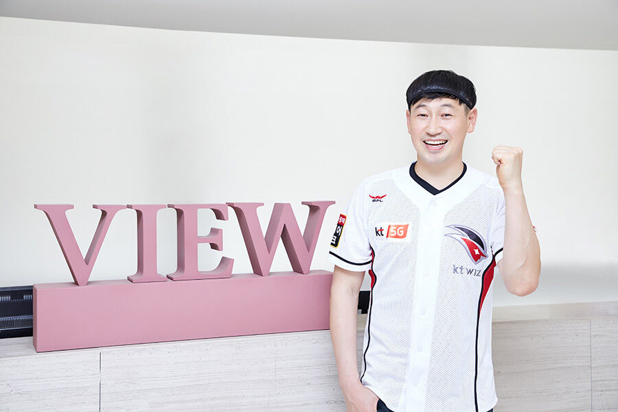 Jool Kim, the head of kt wiz cheering team, visited View Plastic Surgery Clinic.