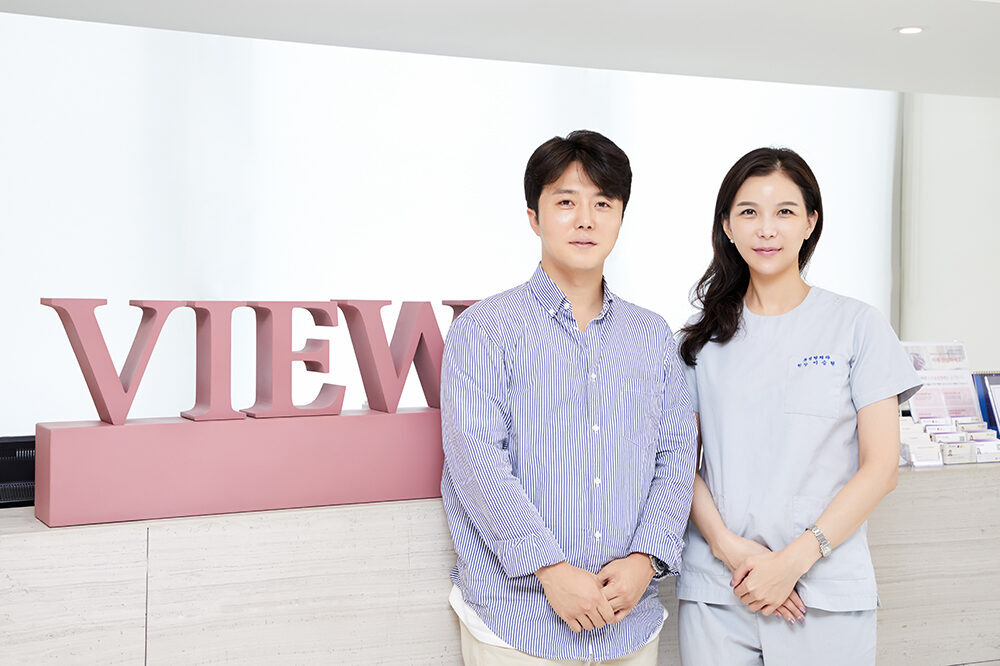 Singer and PD Song Min-jun visited View Plastic Surgery Clinic.